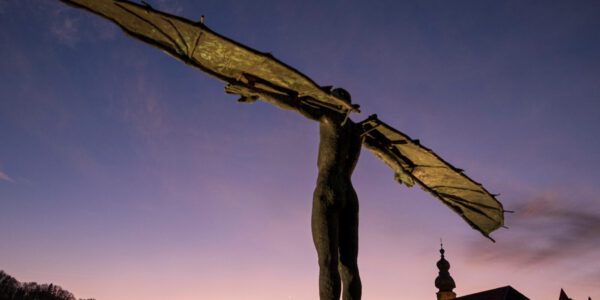 Ikarus-Statue auf der Salzachbrücke © Stadt Burghausen
