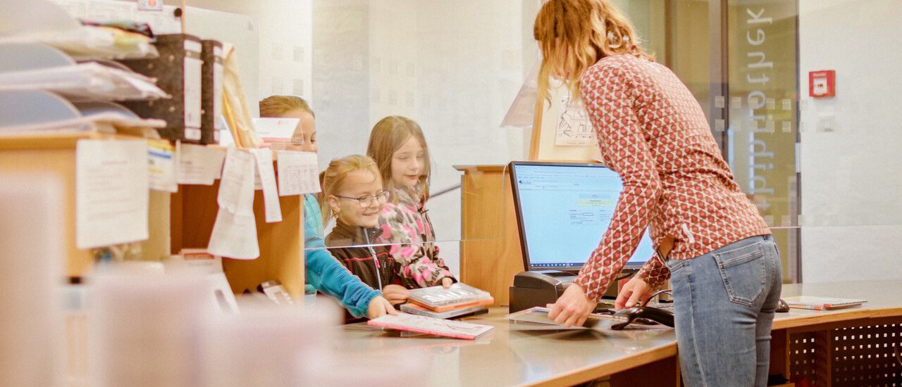 Kinder am Thresen der Stadtbibliothek © RR