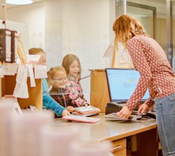 Kinder am Thresen der Stadtbibliothek © RR