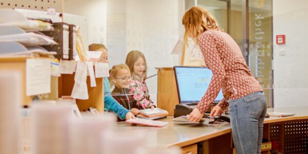 Kinder am Thresen der Stadtbibliothek © RR