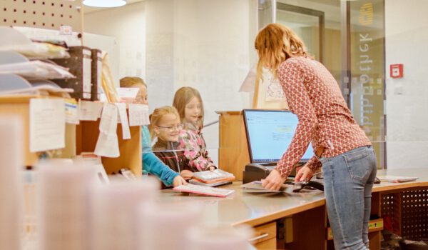 Kinder am Thresen der Stadtbibliothek © RR