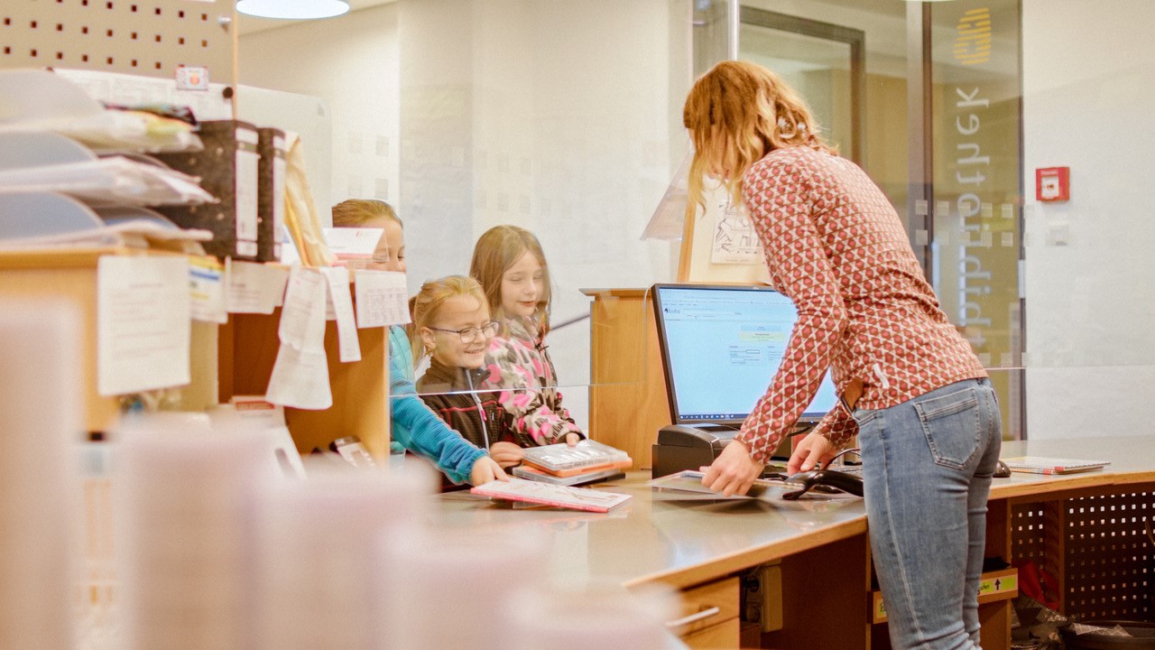 Kinder am Thresen der Stadtbibliothek © RR