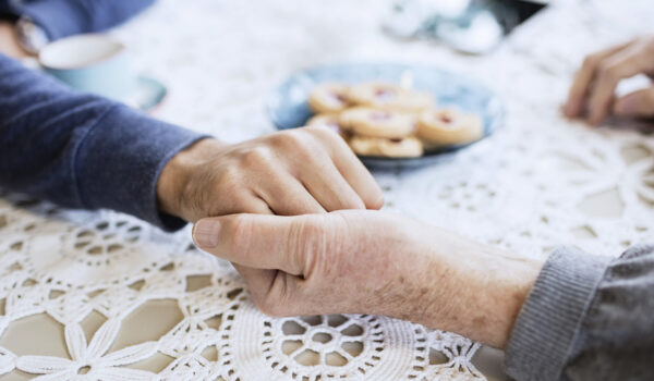 Mann und Senior halten Hände © Westend61 / Maskot / Maskot . Mann und Senior halten Hände © Westend61 / Maskot / Maskot .