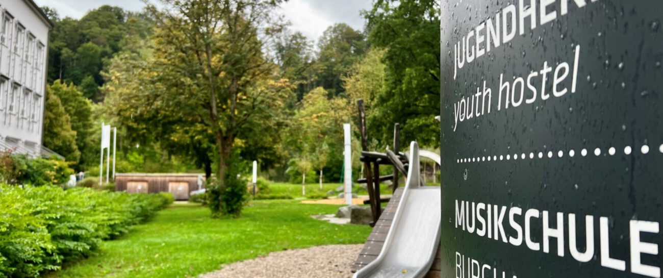 Schild für Musikschule und Jugendherberge in Burghausen © Alexandra Königseder