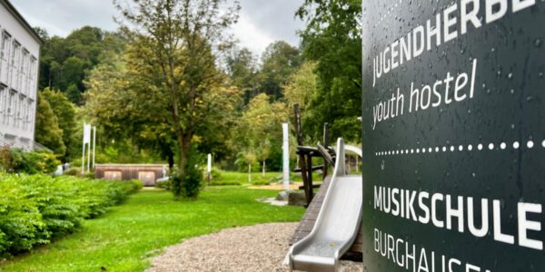 Schild für Musikschule und Jugendherberge in Burghausen © Alexandra Königseder