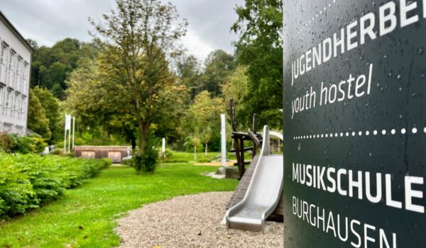 Schild für Musikschule und Jugendherberge in Burghausen © Alexandra Königseder
