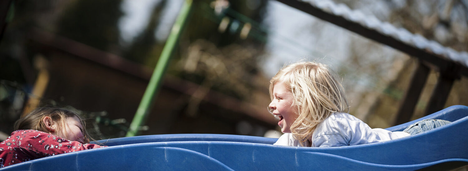 Zwei Mädchen auf einer Rutsche © Westend61 / Andreas Pacek Zwei Mädchen auf einer Rutsche © Westend61 / Andreas Pacek