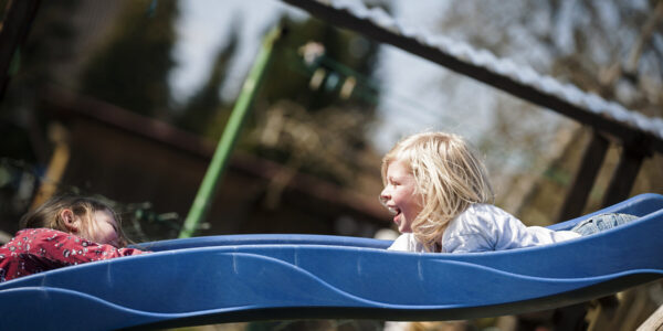 Zwei Mädchen auf einer Rutsche © Westend61 / Andreas Pacek