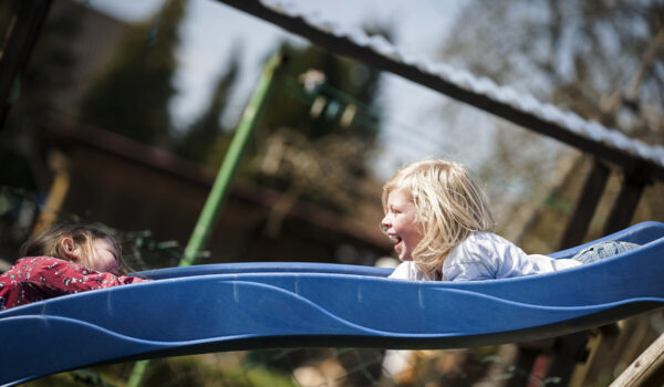 Zwei Mädchen auf einer Rutsche © Westend61 / Andreas Pacek