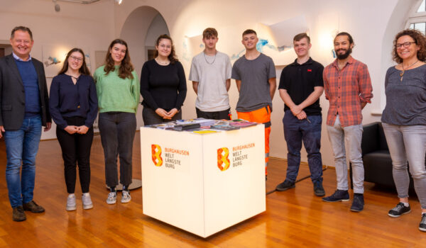 Von links nach rechts: Erster Bürgermeister Florian Schneider, Anna Ohrner (Verwaltungsfachangestellte), Clara Christ (Immobilienkauffrau), Laura Weiss (fachangestellte für Medien- und Informationsdienste), Marco Baier (Elektroniker für Energie- und Gebäudetechnik), David Brücker (Straßenwärter), Mike Bus (Fachinformatiker), Felix Schober (Veranstaltungstechniker), Ute Werner (Leiterin Personalabteilung) Von links nach rechts: Erster Bürgermeister Florian Schneider, Anna Ohrner (Verwaltungsfachangestellte), Clara Christ (Immobilienkauffrau), Laura Weiss (fachangestellte für Medien- und Informationsdienste), Marco Baier (Elektroniker für Energie- und Gebäudetechnik), David Brücker (Straßenwärter), Mike Bus (Fachinformatiker), Felix Schober (Veranstaltungstechniker), Ute Werner (Leiterin Personalabteilung)