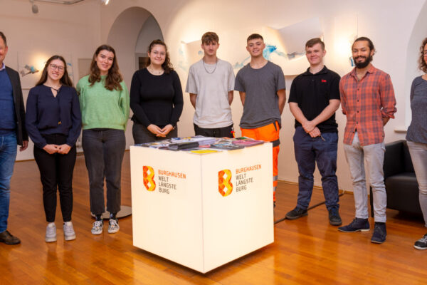 Von links nach rechts: Erster Bürgermeister Florian Schneider, Anna Ohrner (Verwaltungsfachangestellte), Clara Christ (Immobilienkauffrau), Laura Weiss (fachangestellte für Medien- und Informationsdienste), Marco Baier (Elektroniker für Energie- und Gebäudetechnik), David Brücker (Straßenwärter), Mike Bus (Fachinformatiker), Felix Schober (Veranstaltungstechniker), Ute Werner (Leiterin Personalabteilung)