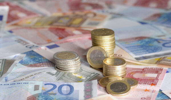 Euro-Münzen und Scheine © Westend61 / Martin Rügner