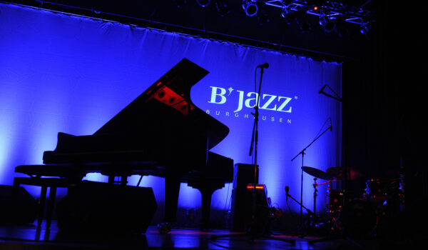 Instrumente vor dem Logo des IG Jazz e. V. © Burghauser Touristik GmbH