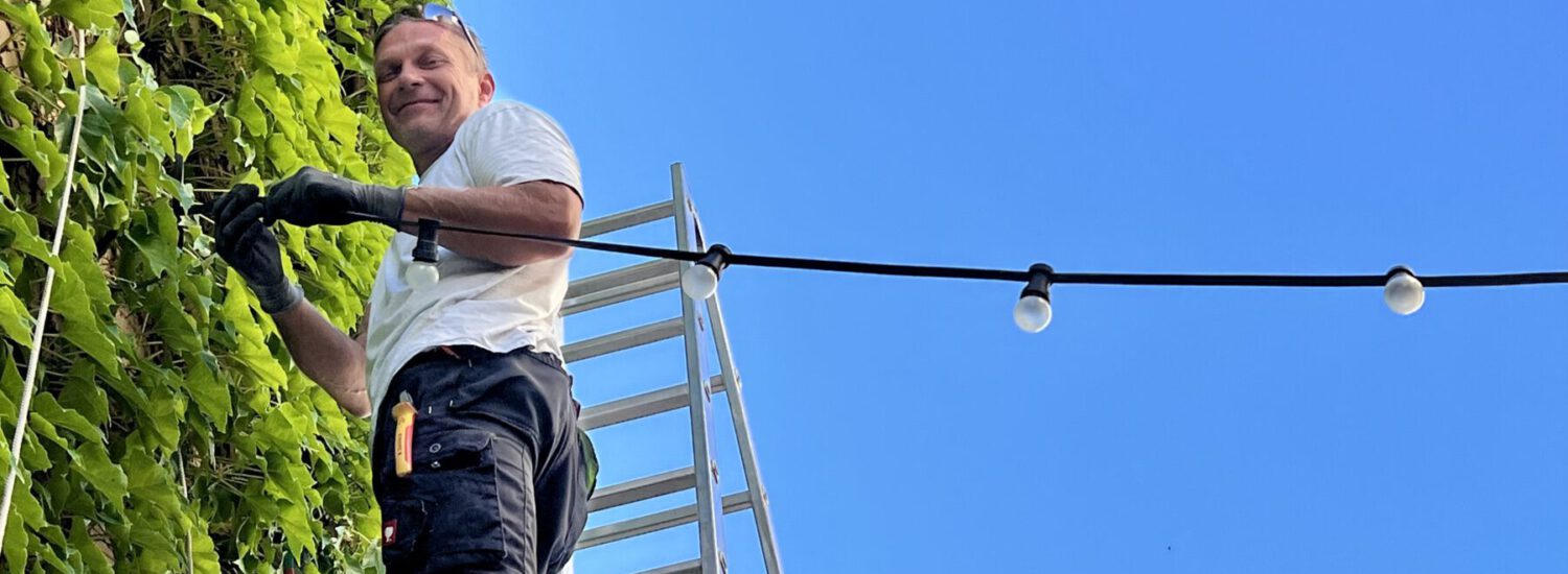 Elektroniker beim Installieren von Lichterketten © Stadt Burghausen Elektroniker beim Installieren von Lichterketten © Stadt Burghausen