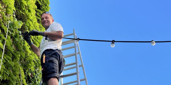 Elektroniker beim Installieren von Lichterketten © Stadt Burghausen