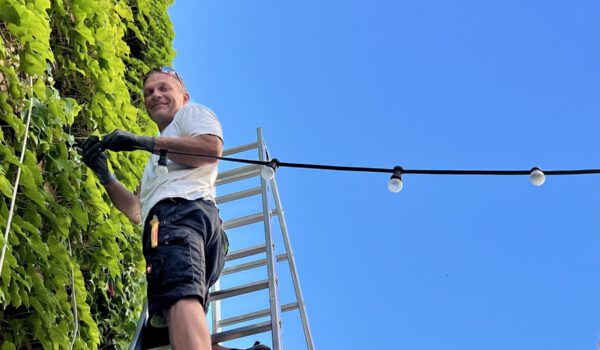 Elektroniker beim Installieren von Lichterketten © Stadt Burghausen