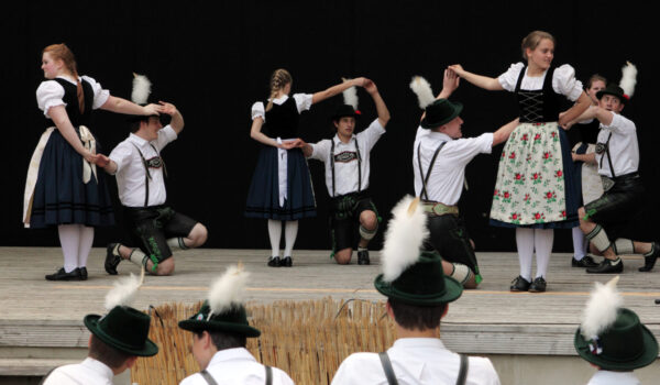 Mitglieder des G.T.E.V. Almenrausch-Lindach e.V. Burghausen bei einer Aufführung © Burghauser Touristik GmbH
