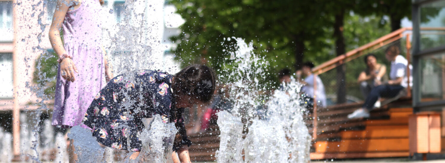 Kinder spielen am Brunnen vor dem Bürgerhaus © Gerhard Nixdorf