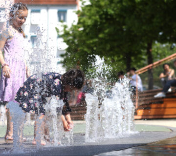 Kinder spielen am Brunnen vor dem Bürgerhaus © Gerhard Nixdorf