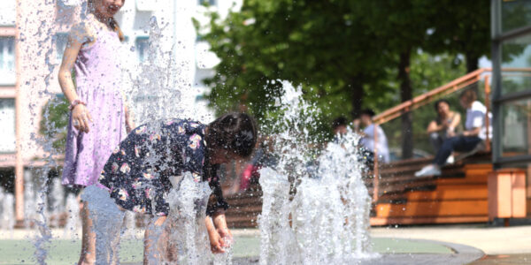 Kinder spielen am Brunnen vor dem Bürgerhaus © Gerhard Nixdorf