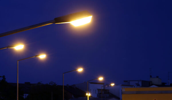 Nahaufnahme von Laternen im Stadtgebiet bei Nacht © Gerhard Nixdorf Nahaufnahme von Laternen im Stadtgebiet bei Nacht © Gerhard Nixdorf
