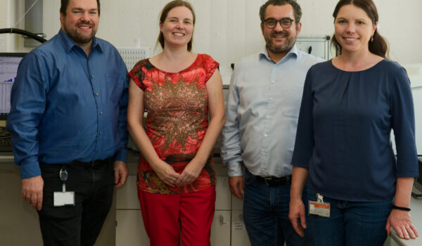 Gruppenfoto Recycling-Teststand Prof. Arno Bücken, Prof. Manuela List, Prof. André Edelmann und Prof. Angela Klüpfel (von links) freuen sich über den erfolgreichen Antrag auf Fördermittel