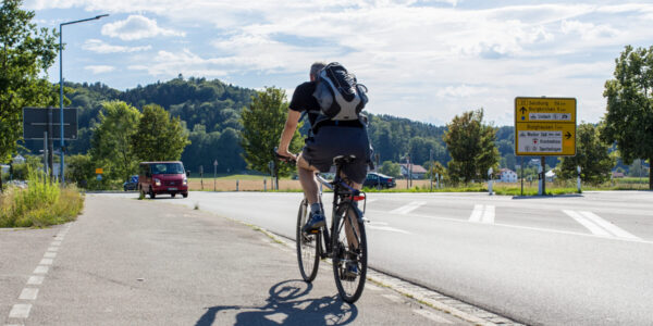 Radfahrer auf Radweg am Ortseingang zu Burghausen © Hannah Soldner