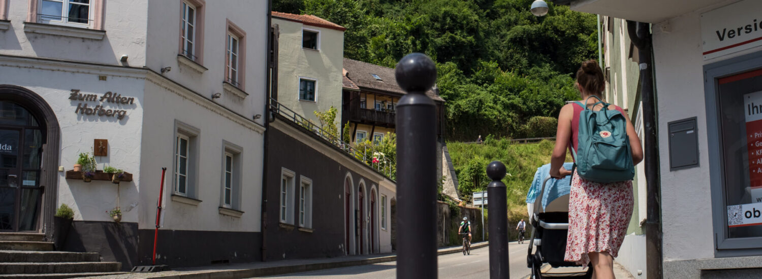 Frau mit Kinderwagen am Ludwigsberg mit Radfahrern im Hintergrund© Hannah Soldner