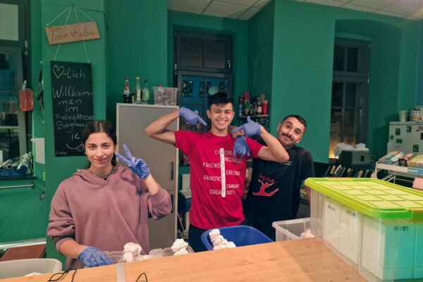 Drei Mitglieder der Nablus Circus School im Freizeitheim in Burghausen Drei Mitglieder der Nablus Circus School im Freizeitheim in Burghausen