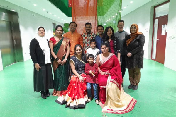 Dr. Iman Ayyad (links stehend) und Haifa Ragab (rechts stehend) vom Integrationsbeirat Burghausen laden zusammen mit der indischen Community zum Lichterfest ein Dr. Iman Ayyad (links stehend) und Haifa Ragab (rechts stehend) vom Integrationsbeirat Burghausen laden zusammen mit der indischen Community zum Lichterfest ein.