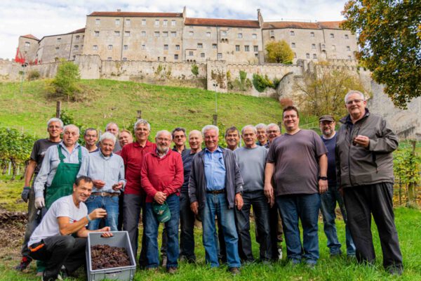 Die Weinbauern in Burghausen Die Weinbauern in Burghausen: Von links nach rechts: Helmut Friedl, Helmut Appel, Erwin Mayer, Raimondo Battistini, Hubert Thar, Helmut Polzer, Walter Markert, Helmut Hollfelder, Alfons Mayr, Peter Heiling, Manfred Huber, Curt Pfeifenthaler, Harald Rautter, Herbert Rauchenschwandtner, Konrad Krägeloh, Hans Schötz, Thomas Pfeifenthaler, Manfred Unterhitzenberger, Zweiter Bürgermeister Norbert Stranzinger