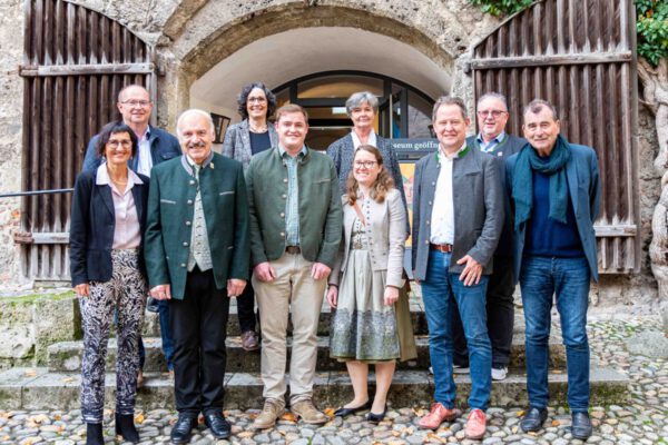 Gruppenfoto vor dem Eingang zum Stadtmuseum. Von links nach rechts: Sigrid Resch, Geschäftsführerin Burghauser Touristik GmbH, Johannes Waidbacher, Erster Bürgermeister Braunau, Friedrich Schwarzenhofer, Altbürgermeister Mattighofen, Eva Gilch, Leiterin Stadtmuseum, Helmut Zauner, Vizebügermeister Mattighofen, Corinna Ulbert-Wild, stellv. Leiterin Stadtmusem, Begleitung von Helmut Zauner, Erster Bürgermeister Florian Schneider, Geschäftsstellenleiter Werner Lechner und Altbürgermeister Hans Steindl. Gruppenfoto vor dem Eingang zum Stadtmuseum. Von links nach rechts: Sigrid Resch, Geschäftsführerin Burghauser Touristik GmbH, Johannes Waidbacher, Erster Bürgermeister Braunau, Friedrich Schwarzenhofer, Altbürgermeister Mattighofen, Eva Gilch, Leiterin Stadtmuseum, Helmut Zauner, Vizebügermeister Mattighofen, Corinna Ulbert-Wild, stellv. Leiterin Stadtmusem, Begleitung von Helmut Zauner, Erster Bürgermeister Florian Schneider, Geschäftsstellenleiter Werner Lechner und Altbürgermeister Hans Steindl.