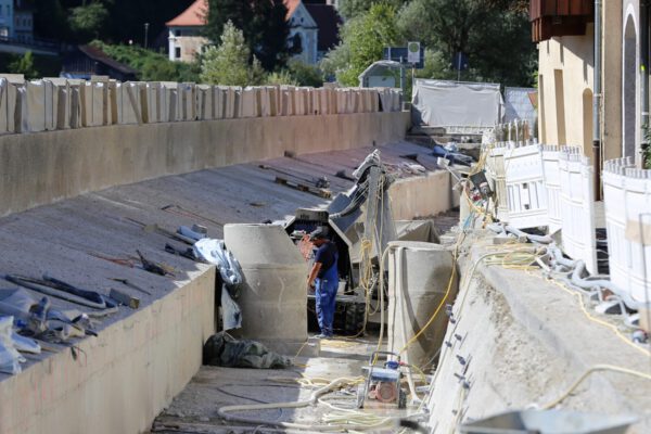 Die vhs Fotogruppe Burghausen hat die gesamte Baustelle an der Salzach mit mehreren Fotografen begleitet. Die Stadt Burghausen ist für diese Dokumentation und Unterstützung sehr dankbar. ogruppe MozerDrAlbrechtDrohnSept2022-07 Die vhs Fotogruppe Burghausen hat die gesamte Baustelle an der Salzach mit mehreren Fotografen begleitet. Die Stadt Burghausen ist für diese Dokumentation und Unterstützung sehr dankbar.