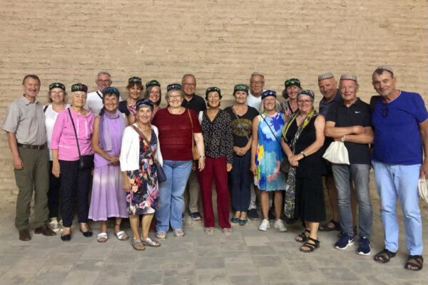 Die Reisegruppe um Altbürgermeister Hans Steindl in Usbekistan.