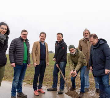 Die Erde macht den Unterschied: Amira Zaghdoudi von der Ökomodellregion (v l ); Landwirt Andreas Remmelberger aus Burgkirchen, Erster Bürgermeister von Burghausen Florian Schneider, Landwirt Simon Steinberger aus Burghausen; Holger Lundt BUND; Gunter Strebel Umweltreferent der Stadt Burghausen und Prof  Dr  Kurt Hülsbergen von der TUM auf dem Versuchsfeld von Landwirt Steinberger 