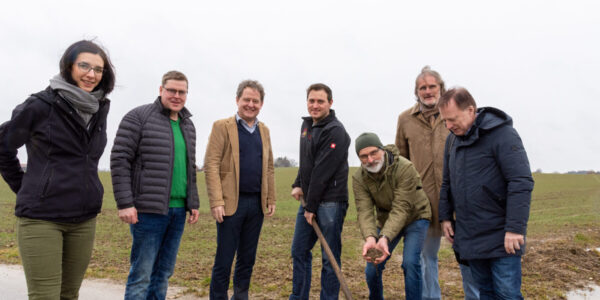 Die Erde macht den Unterschied: Amira Zaghdoudi von der Ökomodellregion (v.l.); Landwirt Andreas Remmelberger aus Burgkirchen, Erster Bürgermeister von Burghausen Florian Schneider, Landwirt Simon Steinberger aus Burghausen; Holger Lundt BUND; Gunter Strebel Umweltreferent der Stadt Burghausen und Prof. Dr. Kurt Hülsbergen von der TUM auf dem Versuchsfeld von Landwirt Steinberger.