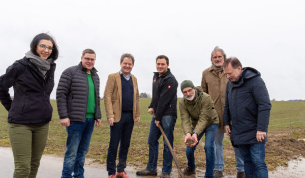 Die Erde macht den Unterschied: Amira Zaghdoudi von der Ökomodellregion (v.l.); Landwirt Andreas Remmelberger aus Burgkirchen, Erster Bürgermeister von Burghausen Florian Schneider, Landwirt Simon Steinberger aus Burghausen; Holger Lundt BUND; Gunter Strebel Umweltreferent der Stadt Burghausen und Prof. Dr. Kurt Hülsbergen von der TUM auf dem Versuchsfeld von Landwirt Steinberger.