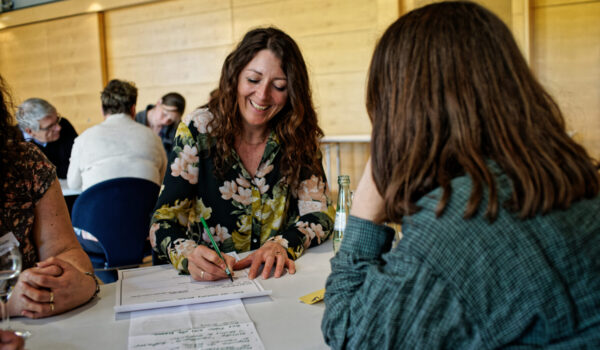 Bürgerinnen beim Idee-Sammeln während des Bürgerrats Nachhaltigkeit © Ron Ronson