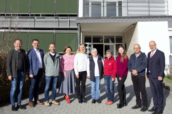Erster Bürgermeister Florian Schneider (v.l.), Andreas Galneder, stellv. Schulleiter, Dritter Bürgermeister Stefan Angstl, Svitlana Khuda, ukrainische Lehrerin, Natalia Laib und Karin Benzing von der AWO Reischach, Iris Burkert, Lehrerin Aventinus-Gymnasium, Veronika Antonova, ukrainische Lehrerin, Raimund Said, Vorsitzender Rumänienhilfe Emmerting e. V., Dr. Ulrich Kanz, Schulleiter Erster Bürgermeister Florian Schneider (v.l.), Andreas Galneder, stellv. Schulleiter, Dritter Bürgermeister Stefan Angstl, Svitlana Khuda, ukrainische Lehrerin, Natalia Laib und Karin Benzing von der AWO Reischach, Iris Burkert, Lehrerin Aventinus-Gymnasium, Veronika Antonova, ukrainische Lehrerin, Raimund Said, Vorsitzender Rumänienhilfe Emmerting e. V., Dr. Ulrich Kanz, Schulleiter