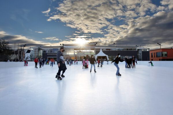 Bereits im Februar 2022 war die synthetische Eisfläche vor dem Burghauser Bürgerhaus in Betrieb. Bereits im Februar 2022 war die synthetische Eisfläche vor dem Burghauser Bürgerhaus in Betrieb.