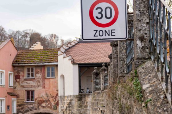 30er-Schild am Stadtplatz bei Beginn der Salzlände/Grübeneingang 30er-Schild am Stadtplatz bei Beginn der Salzlände/Grübeneingang