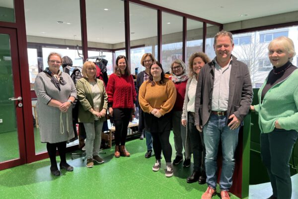 Das macht die Stadtfamilie Burghausen aus: Zusammenhalt und zwar übergreifend in Vereinen, Verbänden und Kirchen. Dieser Zusammenhalt hat ermöglicht, dass bis Ostern zusätzlich 22 Kinder im Haus der Familie betreut werden können. V.l. Dr. Larisa Glazunova, Eugenia Borchardt (Vorsitzende Int. Club), Christine Auberger (Haus der Familie), Rosi Keller, Laura Lemberger, Conny Leidgeb, Sabina Schneider Das macht die Stadtfamilie Burghausen aus: Zusammenhalt und zwar übergreifend in Vereinen, Verbänden und Kirchen. Dieser Zusammenhalt hat ermöglicht, dass bis Ostern zusätzlich 22 Kinder im Haus der Familie betreut werden können. V.l. Dr. Larisa Glazunova, Eugenia Borchardt (Vorsitzende Int. Club), Christine Auberger (Haus der Familie), Rosi Keller, Laura Lemberger, Conny Leidgeb, Sabina Schneider