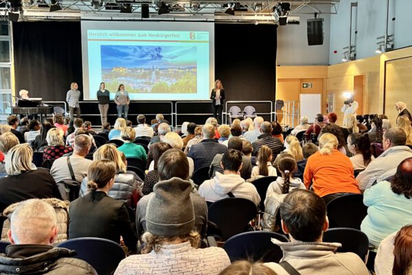 PM 186 Neubürgerfest im Bürgerhaus am 19.11.2022 Neubürgerfest Begrüßung im Bürgerhaus