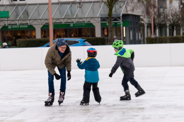 Die ersten Besucher: Ein Vater mit zwei Kindern auf der Eisfläche Die ersten Besucher: Ein Vater mit zwei Kindern auf der Eisfläche