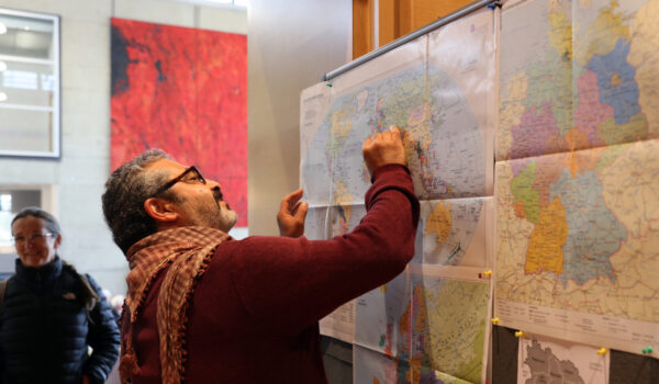 Die Neubürgerinnen und Neubürger konnten auf einer Karte markieren wo sie vor Burghausen gelebt hatten © Gerhard Nixdorf
