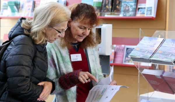 Sozialreferentin Sabine Bachmeier im Gespräch mit einer Neubürgerin © Gerhard Nixdorf