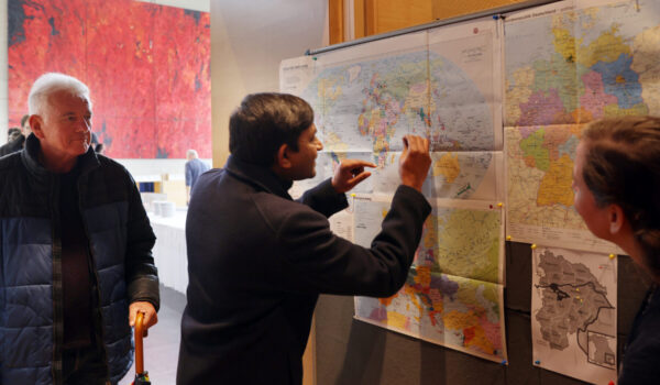 Die Neubürgerinnen und Neubürger konnten auf einer Karte markieren wo sie vor Burghausen gelebt hatten © Gerhard Nixdorf