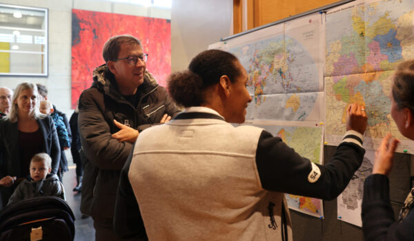 Die Neubürgerinnen und Neubürger konnten auf einer Karte markieren wo sie vor Burghausen gelebt hatten © Gerhard Nixdorf