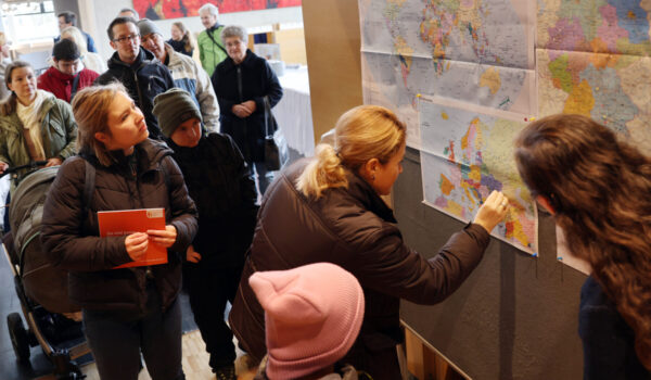 Die Neubürgerinnen und Neubürger konnten auf einer Karte markieren wo sie vor Burghausen gelebt hatten © Gerhard Nixdorf