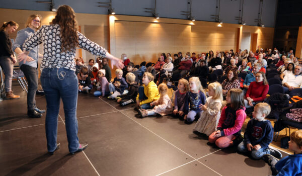 ALIAS Improtheater mit Kinder auf der Bühne des Neubürgerfests © Gerhard Nixdorf